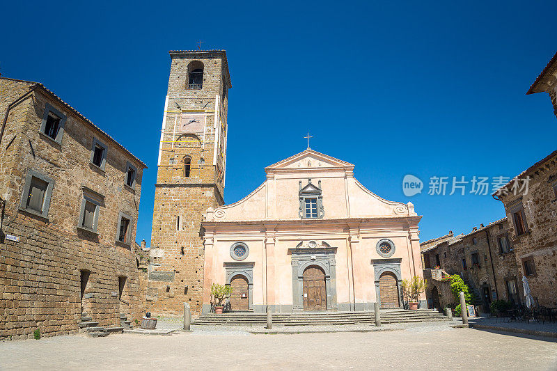 意大利山城Civita di bagnorego的城镇广场。